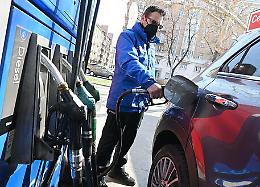 La benzina scende sotto 1,7 euro al self, ai minimi da un anno