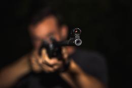I ragazzini lo disturbano, scende in strada col fucile