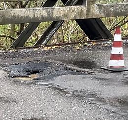 Ponte sul Po disastrato: gimcana tra le buche