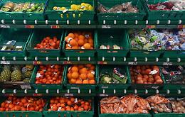 Caro prezzi taglia frutta e verdura a tavola, -11% in 6 mesi