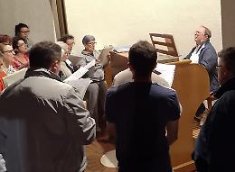 Organista in chiesa da cinquant'anni: festa a sorpresa per Angelo Bernardi