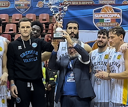 Basket: la Vanoli alza il trofeo e festeggia con i tifosi