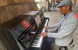 Si prega di suonare: i pianoforti attirano 
