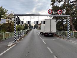 Camion bloccato sul ponte di via Cadorna, viabilità nel caos