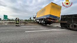 Incidenti stradali: tir si ribalta, chiusa A1 in Emilia