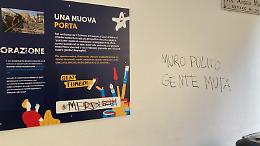 Incivili, nuovamente imbrattato il muro del sottopasso di via Monti