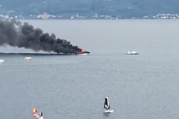 Motoscafo in fiamme sul lago di Garda, due persone in salvo