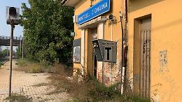Erbacce, immondizia e scritte sui muri: la stazione abbandonata è invasa dal degrado