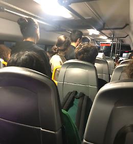 Bus degli studenti affollati: genitori infuriati
