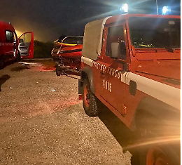 Si getta nelle acque del Po ma viene salvato in extremis
