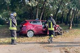 Si schianta in auto contro un albero, trasportata in ospedale a Cremona