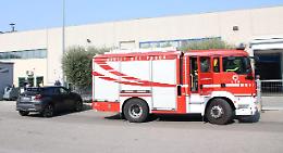Fiamme sul tetto di un capannone durante la catramatura, due operai intossicati