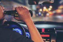 Si schianta contro un'auto in sosta, 51enne alla guida sotto l'effetto dell'alcol