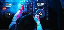 Pesta il dj di una festa privata: individuato e denunciato