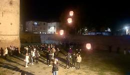 Lanterne luminose per l'ultimo saluto a «Macca»