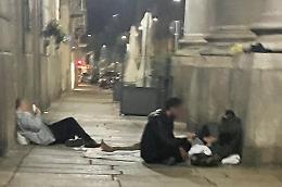Immigrati, sonno e rabbia sotto i portici del Ponchielli