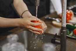 Baratto per l'acqua: lavori socialmente utili per chi non può pagare le bollette