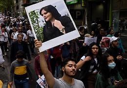 Iran, la polizia spara ai manifestanti che commemorano Mahsa Amini