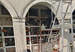 Due bare in quinta e ultima fila senza l'elevatore: caos tumulazione