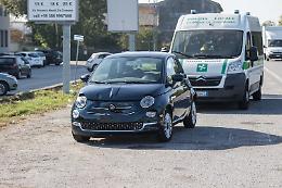 Caccia al pirata della strada: provoca un incidente, fugge e sperona un'altra auto