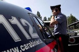 Maltratta madre e fratelli per anni: allontanato da casa e braccialetto elettronico