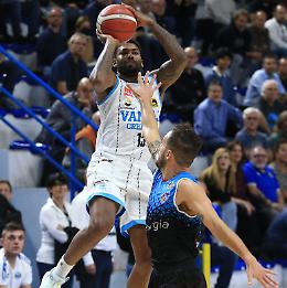 Basket, doccia fredda per la Vanoli: frattura alla mano per Lacey