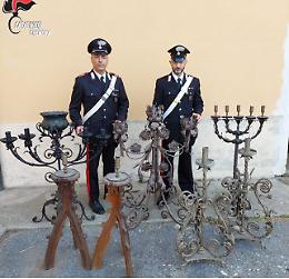 Candelabri rubati al cimitero, i carabinieri recuperano parte della refurtiva