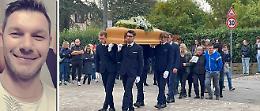 L'ultimo saluto a Gianluca Garbelli tra dolore e lacrime