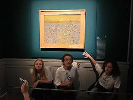 Attacco degli ambientalisti alla mostra di Van Gogh a Roma