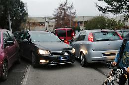 Scuola, uscita «ad ostacoli» per gli alunni: slalom tra le auto in sosta
