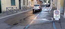 Perdita d'acqua in centro città: pozzanghere in via Tadini
