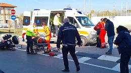Urta un furgone mentre va in moto, ferito 65enne