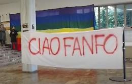 Striscione, lacrime e applausi per il prof Fanfoni