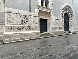 Scritta antisemita apparsa sulla sinagoga di Trieste