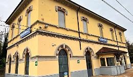 Ripulita la stazione ferroviaria e riparati i danni dei vandali