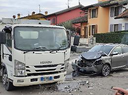 Scontro tra auto e camion, ferita una cinquantottenne