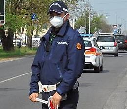 Senza le targhe ma in circolazione: sequestro con maxi multa
