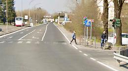 Di corsa in mezzo la strada per affrontare le auto in arrivo: la sfida della stupidità