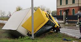 Fuori strada con il camion, ferito l'autista 58enne trasportato a Cremona