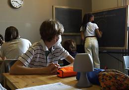 Valditara: 'Stop ai cellulari in classe durante le lezioni'