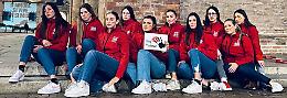 Le ragazze del volley in rosso. Così lo sport è in prima linea