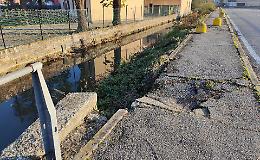 Alchina, la sponda cede e la strada è a rischio