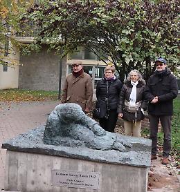 «La morte bianca» contro tutte le  guerre, la scultura donata allo Scientifico