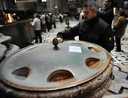 Covid: Cei, in chiesa tornano acquasantiere e segno pace