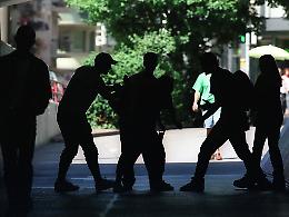 Scacco alla baby gang: 8 teppistelli arrestati dalla Squadra Mobile, 5 sono minorenni. Altri 3 indagati