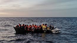 Migranti: barca si ribalta, 40 salvati e tre dispersi