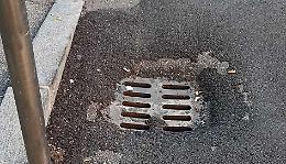 Tombini-trappola: a rischio pedoni e ciclisti