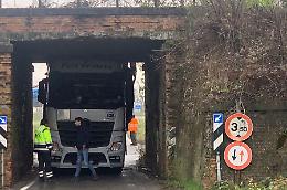 Tir incastrato nel sottopasso ferroviario, disagi e lunghe code a Caorso