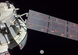 Artemis 1, la capsula Orion torna a salutare la Luna