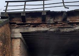 Tir incastrato a Caorso, verifiche strutturali di Rfi al ponte ferroviario